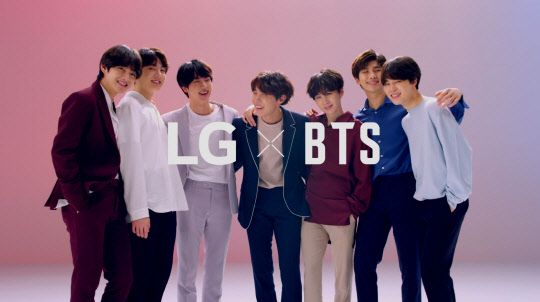LG전자가 각종 소셜네트워크서비스(SNS)를 통해 공개한 방탄소년단의 LG G7 씽큐(ThinQ) 동영상 광고가 50일만에 조회수 1억 5000만 건을 돌파했다. 광고의 한 장면.   LG전자 제공